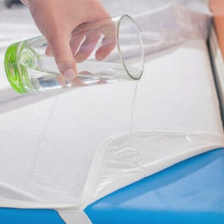 Непромокаемый наматрасник-простыня КОС с резинками по углам