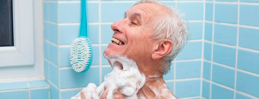 Почему пахнут пожилые. Гигиена пожилого человека. Бабушка купается в ванне. Старик купается в ванной.